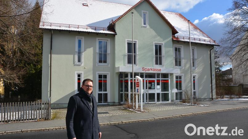 Bürgermeister Stephan Schübel informierte am Freitag über den Kauf des Sparkassen-Gebäudes durch die Gemeinde Pechbrunn. Bild: jr