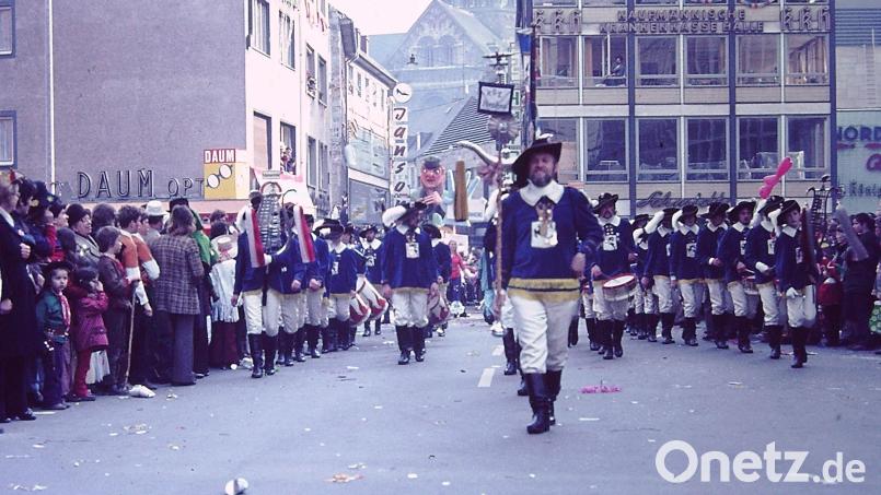 Musikzuggründer Sepp Uschold (vorn) hatte Ende der 1960er-Jahre die Idee, sich für einen Rosenmontagszug im Rheinland zu bewerben. 1970 nahmen die Hirschauer dann wirklich an der Määnzer Fassenacht teil. Archivbild: u