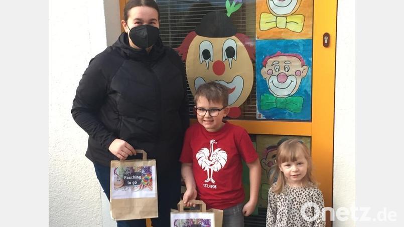 Markträtin Laura Roth übergab vor dem Kindergarten an Max und Johanna einige Faschingstüten. Die restlichen Tüten verteilten die Erzieherinnen in den Gruppen. Bild: gz