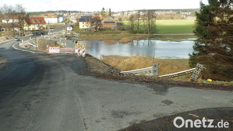 Mit einer Vereinbarung zwischen den Kommunen Neusorg und Pullenreuth steht eine Verlängerung des im Zuge des Ausbaus der Gemeindeverbindungsstraße Weihermühle-Lochau neu errichteten Gehweges auf einer Länge von etwa 25 Meter bis zum Einmündungsbereich des Steinwald-Radweges (rechts im Bild) nichts mehr im Wege. Bild: br