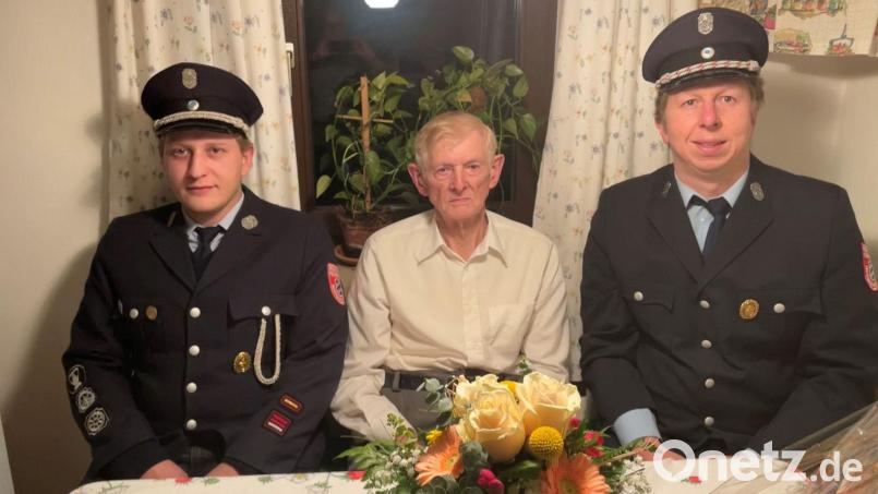 Kommandant Manuel Gleißner (links) und Vorsitzender Christian Weigl (rechts) gratulierten Albert Bitterer zum 95.Geburtstag. Bild: Feuerwehr Hermannsreuth/exb