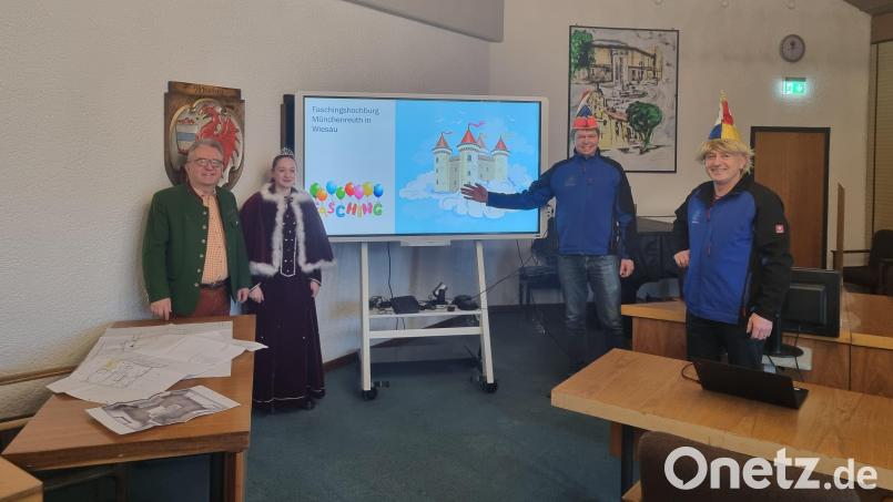 Die Pläne für die Faschingshochburg Münchenreuth im Gewerbegebiet Wiesau stellte Bürgermeister Toni Dutz zusammen mit dem Schlüsselclub vor. Bild: Schlüsselclub Münchenreuth/exb