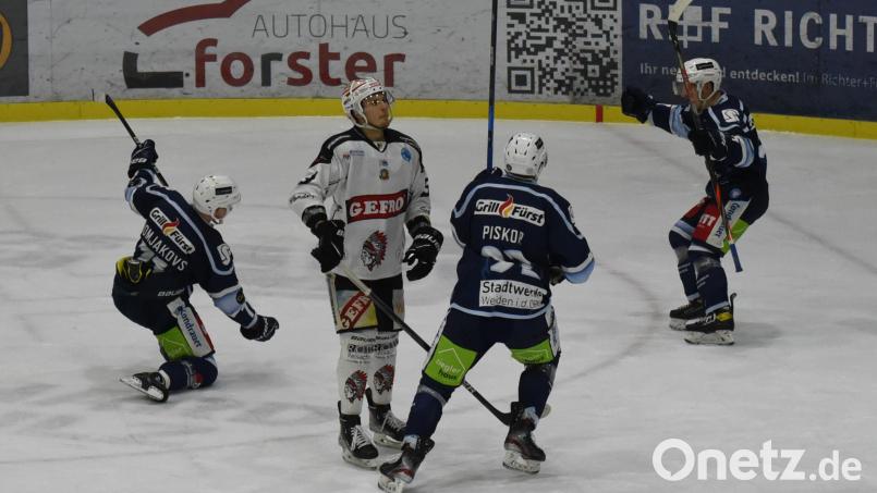 Torschütze Edgars Homjakovs, Dominik Piskor und Dennis Palka (von links) jubeln nach dem 2:1 für die Blue Devils. Am Ende besiegten die Weidener die Memmingen Indians mit 3:2 nach Penaltyschießen. Bild: gb