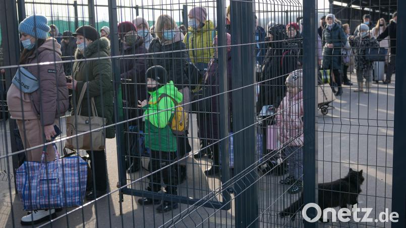 Aktuell flüchten die Menschen vor allem innerhalb der Ukraine vor den Auseinandersetzungen im Osten des Landes. Wie hier zu sehen, warten viele Menschen an dem einzigen täglich geöffneten Grenzübergang zwischen dem Separatisten-Gebiet und dem von der ukrainischen Regierung kontrollierten Gebiet. Auch nach Deutschland könnten bald Kriegsflüchtlinge aus der Ukraine kommen. Bild: Vadim Ghirda