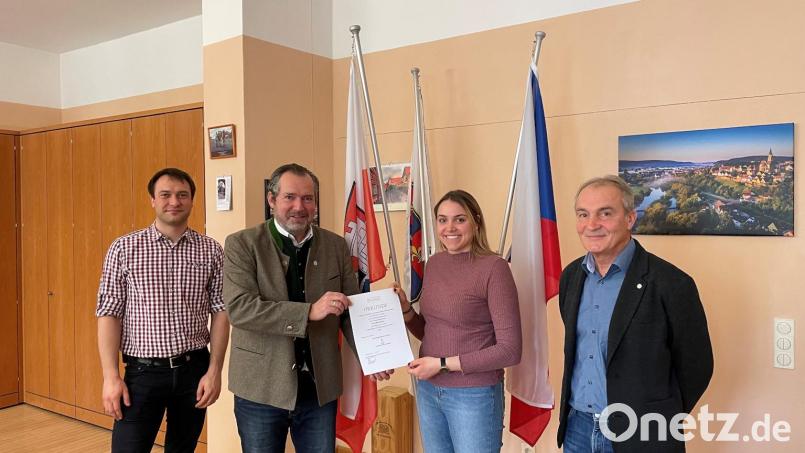 Geschäftsstellenleiter Thomas Prey, Bürgermeister Frank Zeitler und Standesamtsleiter Reinhard Schlosser (von links) überreichten der neuen Standesbeamtin Selina Hummer (Zweite von rechts) die Ernennungsurkunde. Bild: Marko Pammer/exb
