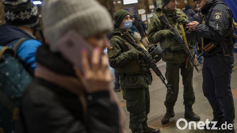Ukrainische Soldaten stehen Wache am Bahnhof in Kiew während Menschen versuchen die Stadt zu verlassen. Symbolbild: Emilio Morenatti