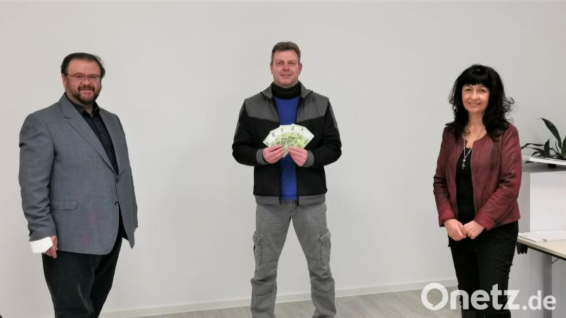 Vorsitzender Hans Walter, Holger Pühl und Gabriele Scherl, Organisatorin der Weihnachtsbude. Bild: hwk