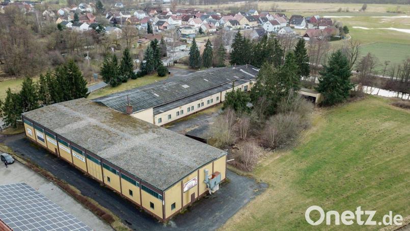Auf diesem Areal soll das neue Ziegler-Baugebiet entstehen. Im Hintergrund ist Luhe zu sehen, am unteren Bildrand der ehemalige Netto-Markt. Bild: Ziegler-Group/exb