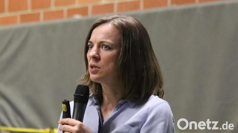 Detailliert stellte die Landschaftsarchitektin Anke Martin vom Planungsbüro Neidl + Neidl die einzelnen Maßnahmen für die geplante Dorferneuerung Neukirchen vor. Bild: mfh