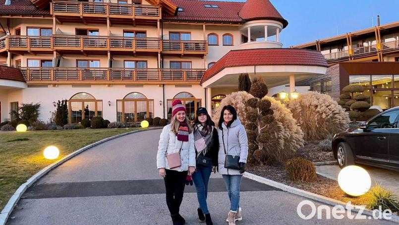 Unbeschwerte Tage verbrachte Oksana Mokhun (links) im vergangenen Sommer mit ihrer Schwester und ihrer Mutter in der Oberpfalz. Jetzt bestimmen Angst und Sorge um ihre Familie ihre Tage. Das Bild entstand vor dem Hotel Birkenhof in Hofenstetten. Oksana Mokhun arbeitet dort. Bild: ihl