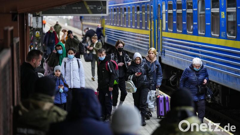 Auch mit dem Zug: Menschen flüchten aus der Ukraine in die benachbarten Länder. Bild: Petr David Josek