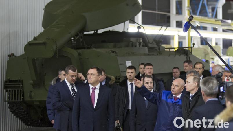 Kamaz-Fahrzeuge werden auch mit Gussteilen der Amberger Luitpoldhütte gebaut. Die hat inzwischen die Geschäftsbeziehungen zum russischen Unternehmen abgebrochen. Das Bild zeigt den russischen Präsidenten Wladimir Putin 2016 beim Besuch der Kamaz-Werke. Archivbild: Alexander Zemlianichenko/Pool/dpa