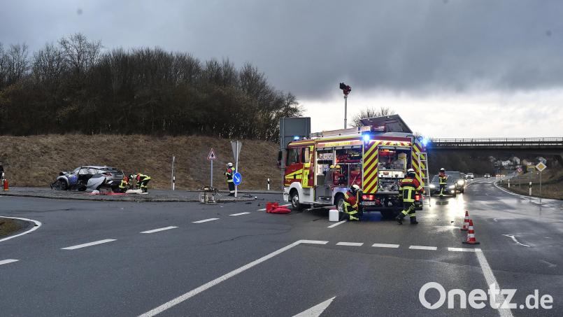 Ein Unfall auf der Staatsstraße 2123 bei Sorghof führte am Freitagabend zu einem größeren Einsatz der Rettungskräfte und Verkehrsbehinderungen. Bild: Petra Hartl