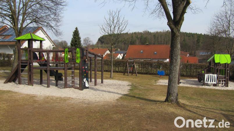 Eine Hecke begrenzt derzeit den Spielplatz an der Lessing-/Schillerstraße in Hirschau. Die Anlage könnte um die Fläche dahinter erweitert werden. Bild: fg