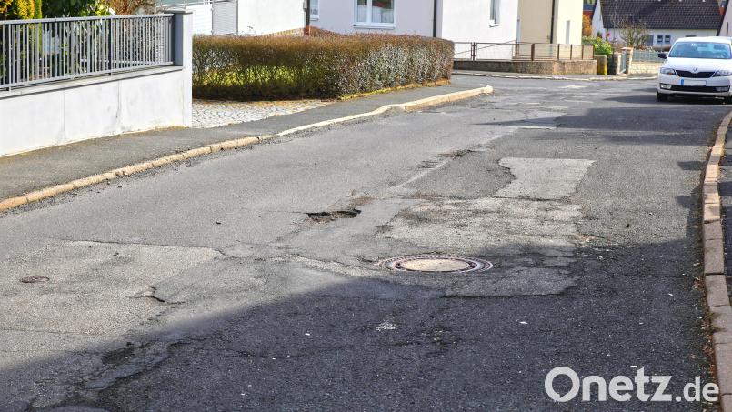 Die Ausbesserung von Schäden in der Hans-Schrembs-Straße soll noch heuer erfolgen. Bild: njn