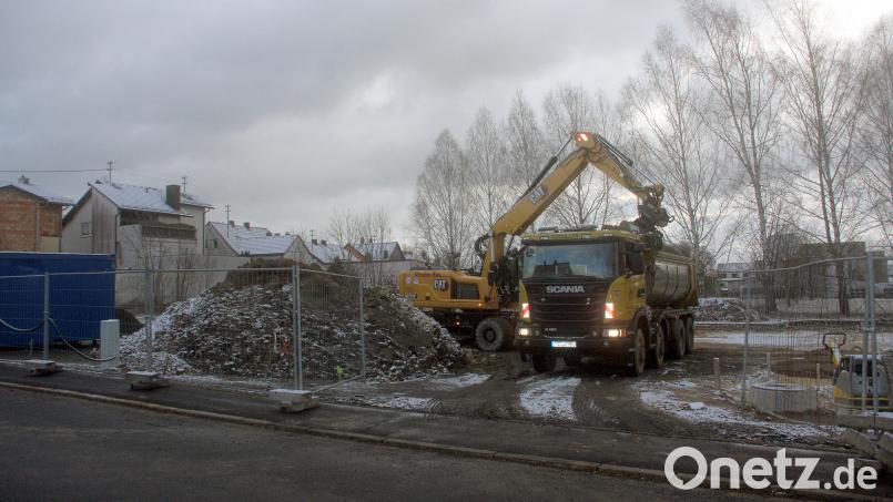 An der Andreas-Thoma-Straße in Wiesau entsteht ein neuer Kindergarten. Die Bauarbeiten laufen. Als Investor konnte die Plößberger Ziegler-Group und als Betreiber der BRK-Kreisverband Tirschenreuth gewonnen werden. Bild: wro