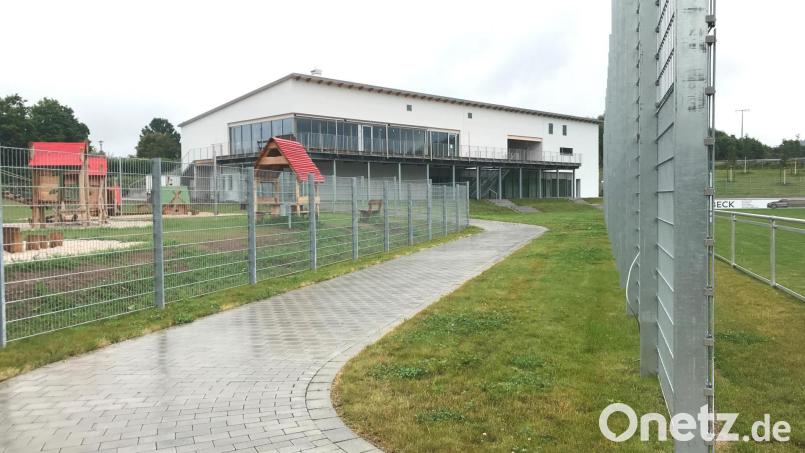 Der Sportpark Pirk ist seit Oktober in Betrieb. Ein Wasserschaden macht vor allem der Kegelabteilung seit Monaten das Leben schwer. Bild: Gabi Schönberger