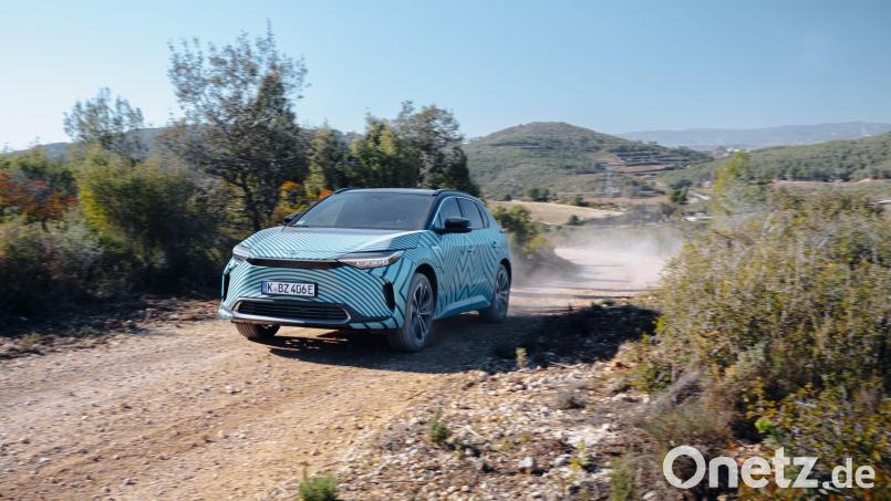 Noch mit leichter Tarnung im Gelände: Toyota rollt das rein elektrische SUV BZ4X im Sommer auf die Pisten. Bild: Jayson Fong/Toyota/dpa
