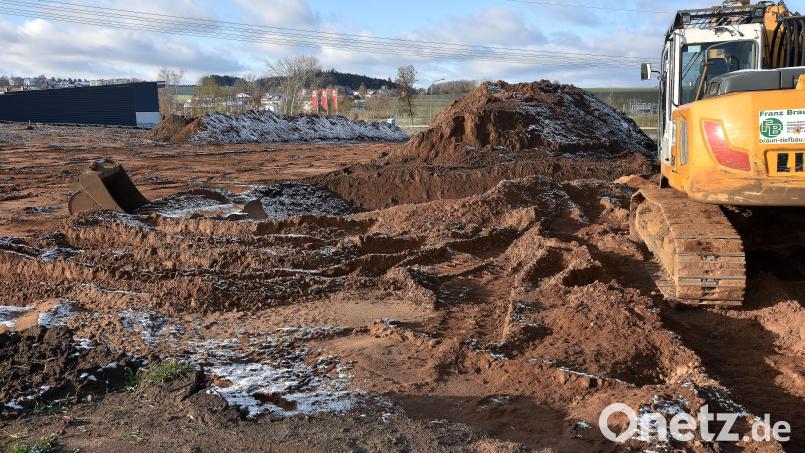 An der Vilstalstraße in Kümmersbruck, zwischen Auto Lell und dem Rewe-Markt, sollen ein Getränkemarkt und eine neue Norma-Niederlassung entstehen. Bild: Stephan Huber