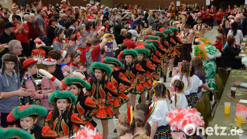 Es ist schon ein paar Jahre her, als die Kindergarde der Narrhalla Weiden in eine proppevolle Mehrzweckhalle einmarschierte. Solche Bilder sind im Fasching 2022 unvorstellbar. Archivbild: Petra Hartl