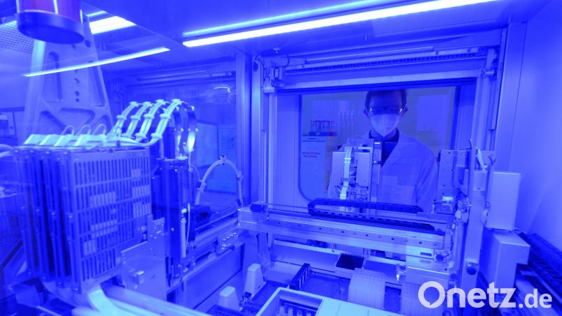 Ein Mitarbeiter steht im Labor Nordlab an einem Gerät für die molekulare Diagnostik zur Detektion von Sars-CoV-2 mittels PCR. Symbolbild: Julian Stratenschulte/dpa