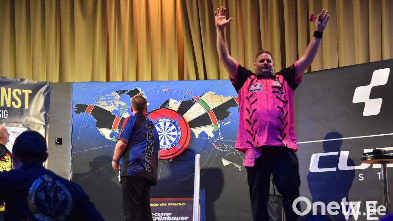 Darts-Profi Scotty "Dog" Mitchell (rechts) lässt sich feiern. Bild: A. Schwarzmeier
