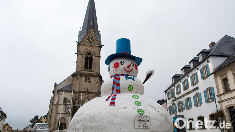 Mit Zylinder, rosa Wangen und spitzer Nase thront der Riesenschneemann mitten in Bischofsgrün. Bild: Nicolas Armer/dpa