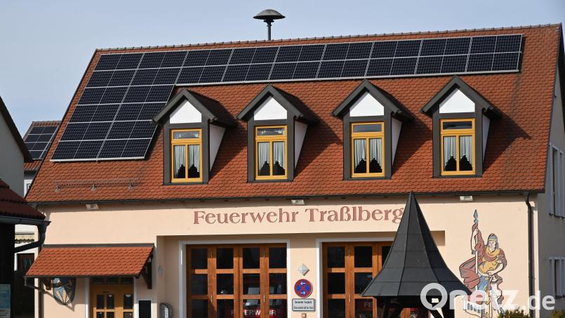Der mittels Photovoltaikanlagen auf gemeindlichen Liegenschaften wie dem Feuerwehrhaus in Traßlberg (Bild) erzeugte Strom wird zu 41 Prozent von der Gemeinde Poppenricht eigengenutzt. Jedoch sind nach Ansicht des Klimaschutzbeauftragten Jürgen Stauber weit mehr Anlagen erforderlich, um die bis 2030 gesteckten Klimaziele auch nur annähernd zu erreichen Bild: gf