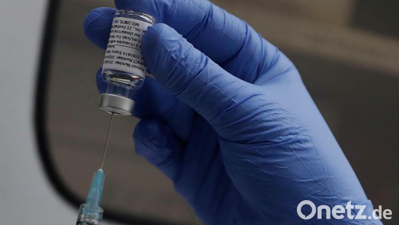 Ein medizinischer Mitarbeiter bereitet eine Impfung vor. Symbolbild: Alastair Grant/dpa