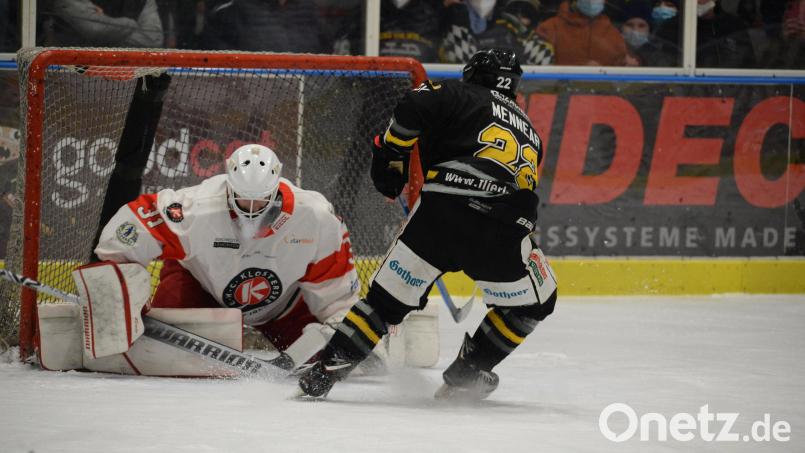 Penalty durch Brett Mennear - hier blieb er ohne Chance gegen Klostersees Keeper Phillipp Hähl. Bild: Andreas Brueckmann