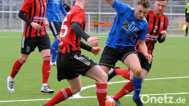 Die SpVgg SV Weiden (blaue Trikots) gewann am Samstag das Vorbereitungsspiel gegen den SC Luhe-Wildenau mit 2:0. Bild: Werner Franken