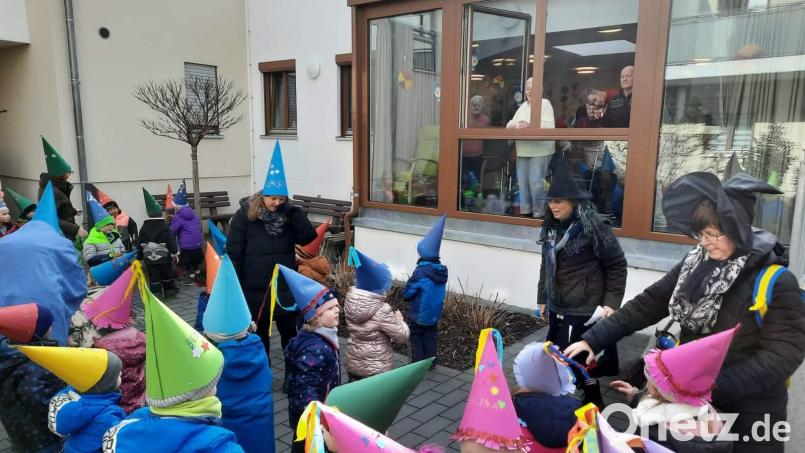 Eine gelungene Überraschung gab es für die Gäste der Solitären Tagespflege St. Barbara am Unsinnigen Donnerstag. Dafür sorgten die als Zauberer und Hexen kostümierten Kinder des Kindergartens St. Wolfgang. Bild: u