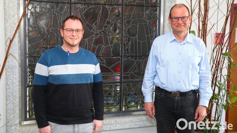 Der Breitbandpate der Stadt Erbendorf, Hubert Wojtenek (rechts) mit dem Ansprechpartner für Glasfaseranschlüsse Kundenbetreuer Andreas Weigelt (links). Bild: njn