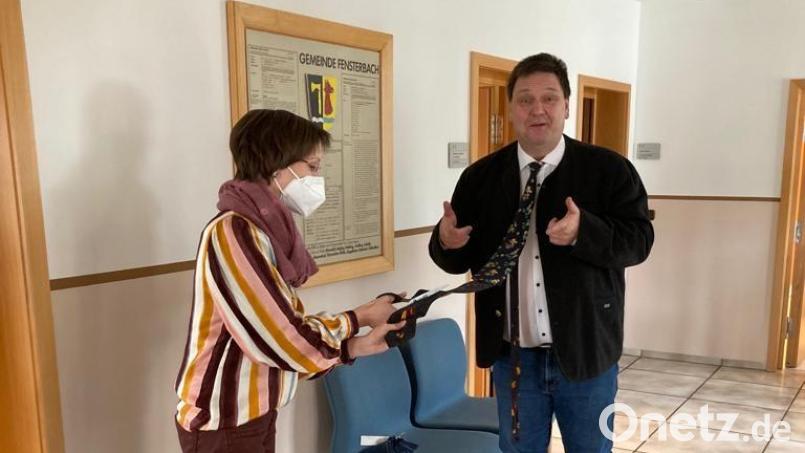 Abstand halten: Deswegen war der Bürgermeister mit einem extra langen Schlips zum Dienst gekommen. Bild: Gemeinde Fensterbach/exb