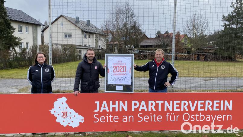 Stolz über die Vereinspartnerschaft sind (von links) stellvertretende SC-Vorsitzende Nicole Schusser-Schindler, Jahn-Koordinator Sebastian Blödt und SC-Vorsitzender Josef Reisner. Bild: msk