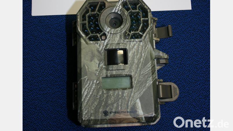 Eine Wildkamera auf einem Tisch. Ein ähnliches Gerät wurde einem Jagdpächter bei Königstein entwendet. Bild: Polizei Eschenbach/exb