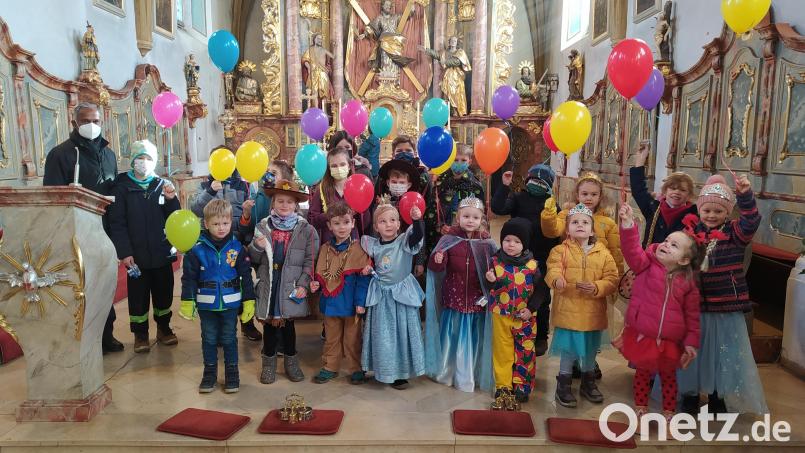 Mit Begeisterung waren die Kinder beim maskierten Gottesdienst am Faschingssonntag dabei. Bunte Luftballons und Süßigkeiten waren der Lohn für das Kommen und das begeisterte Mitmachen. Bild: tja