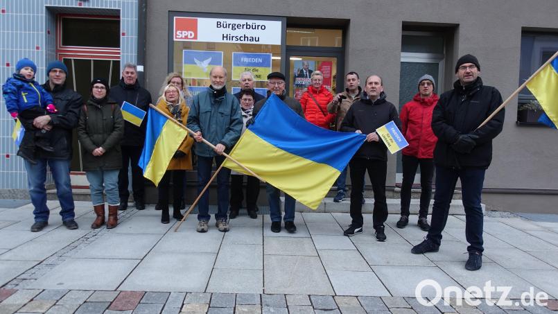 Gegen den völkerrechtswidrigen Krieg und für die Solidarität mit der ukrainischen Bevölkerung, dafür demonstrierte mit Unterstützung von SPD-Kreisvorsitzenden Uwe Bergmann und MdL a.D. Reinhold Strobl die Hirschauer SPD vor ihrem Bürgerbüro am Marktplatz. Bild: Günther Amann/SPD Hirschau