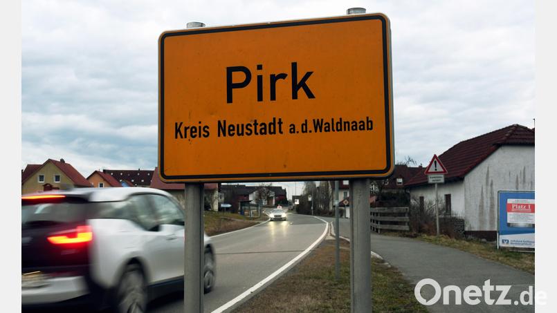 Eine Versetzung der Ortsschilder in Pirk - wie von der CSU-Gemeinderatsfraktion beantragt - ist nicht so einfach umzusetzen. Bild: Gabi Schönberger