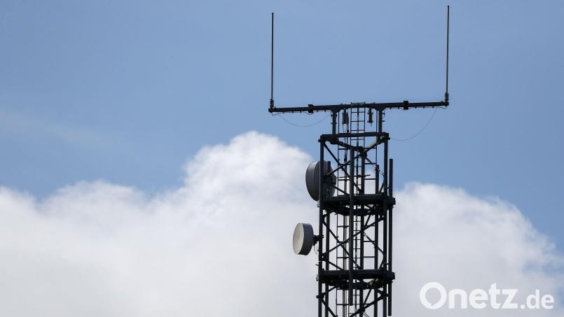 Mobilfunknutzer in der Gemeinde Hirschbach sollen im Lauf des Jahres 2022 durch einen neuen Mast in den Genuss schnellerer Verbindungen kommen. Symbolbild: Jan Woitas/dpa