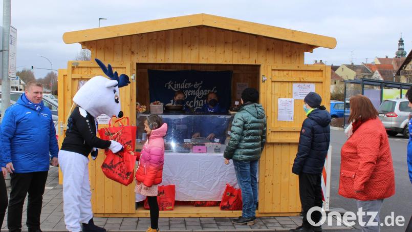 An zwei Samstagen bietet die Hirschauer Narrhalla bei der Aktion „Fasching to go“ selbst gebackene Küchln, Kuchen, Torten und Überraschungsbeutel an. Die Nachfrage übertrifft alle Erwartungen von Präsidentin Regina Merkl (rechts), Vizepräsidentin Michaela Meier (links) und Hofmarschall Martin Merkl (Zweiter von links). Besonders gefragt ist Maskottchen Monti, sowohl als Verkäufer als auch als Partner beim Foto-Shooting. Bild: u