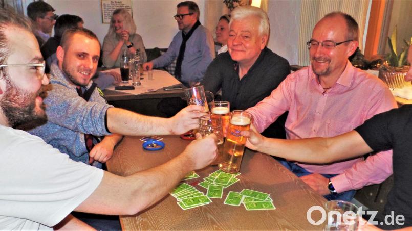 Die Corona-Beschränkungen machten Schafkopfrunden in den vergangenen Monaten so gut wie unmöglich. Mit den nun in Aussicht stehenden Erleichterungen wird in Kohlberg die frühere Tradition der Gesellschaftsabende wiederbelebt. Der neu gegründete „Katterer-Club“ um Gastwirt Richard Frieser (Dritter von rechts) schiebt dabei kräftig mit an. Archivbild: jml