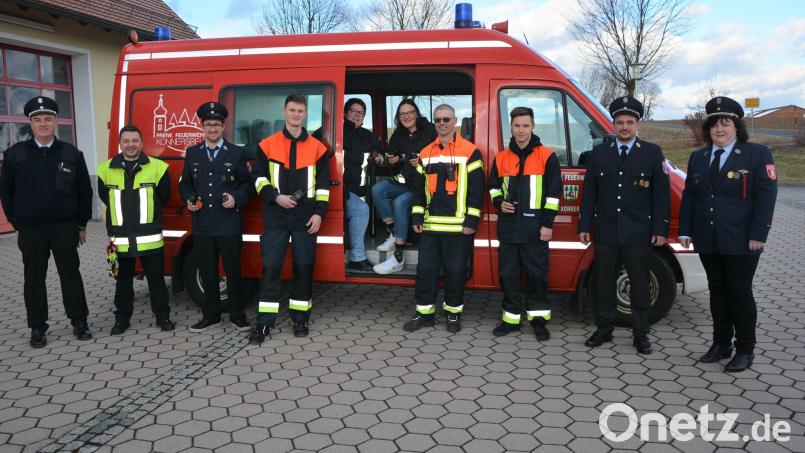 Erfolgreich haben sieben Brandschützer von fünf Wehren aus dem Kreisbrandmeisterbezirk von Kreisbrandmeister Wolfgang Wedlich (links) eine mehrtägige Ausbildung zum Sprechfunker abgeschlossen. Mit im Bild die Kommandanten der beteiligten Feuerwehren. Bild: jr
