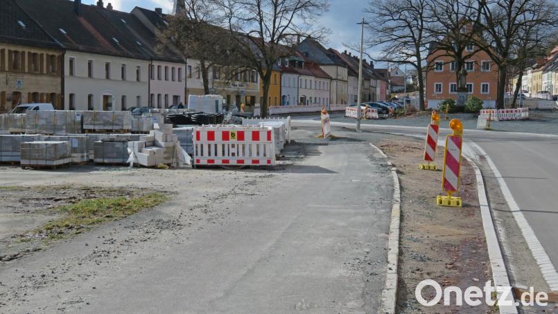 Unterhalb der Sichelkurven der Kreisstraße soll der neu geschaffene Platz durch ein Multifunktionsgebäude, dem sogenannten Pavillon, abgeschlossen werden. Diese um 50 Zentimeter erhöhte transparente Konstruktion kann bei Veranstaltungen auch als Bühne genutzt werden. Bild: ow