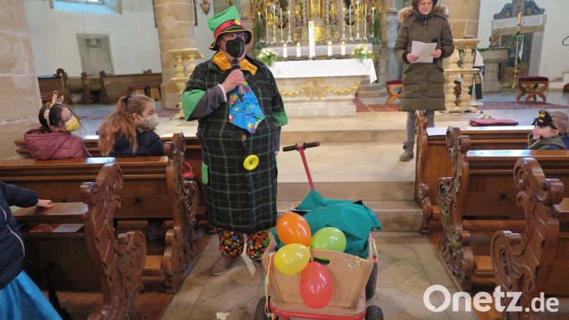 Gemeindereferent Jochen Gößl hatte als Clown die richtigen Utensilien für den Fasching zum Kleinkindergottesdienst in Kemnath mitgebracht. Bild: jzk
