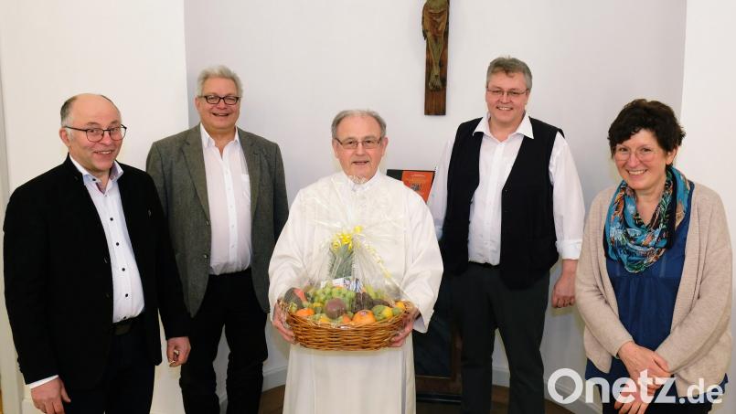 In der Stille des Klosters feierte Pater Andreas Hamberger seinen 80. Geburtstag. Unser Bild zeigt von links Bürgermeister Albert Nickl, Pater Roman Löschinger, Pater Andreas, Prior Pater Adrian Kugler und Elisabeth Nickl. Bild: do