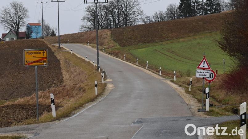 Nicht gerade übermäßig breit ist die Straße zwischen Karmensölden und Poppenricht. Nachdem die Stadt Amberg den Bau des Radwegs auf ihrem „Hoheitsgebiet“ rechtsseitig ablehnt, bleibt als Alternative nur das Gelände linksseitig, wobei der Radweg „unterhalb“ des Straßenniveaus verlaufen soll und die Leitungsmasten auf einem mindestens eineinhalb Meter breiten Grünstreifen zwischen Straße und Radweg stehen bleiben können. Bild: gf