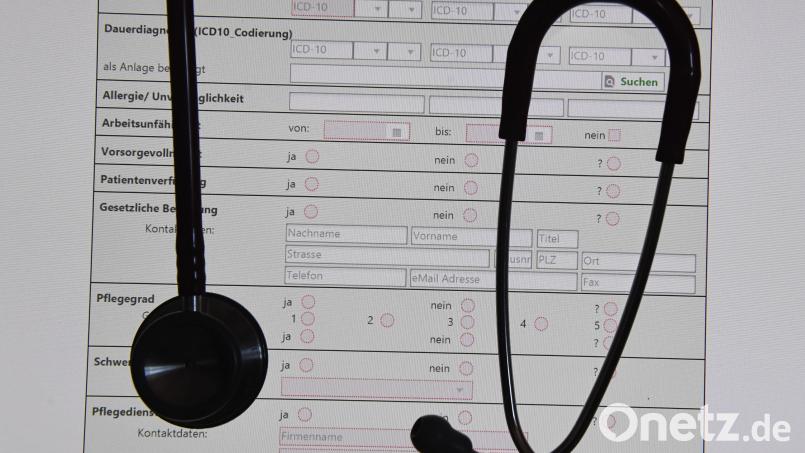 Eine Krankenakte enthält sensible Daten, die auch Mitarbeiter einer Praxis schützen müssen. Symbolbild: Stefan Sauer/dpa