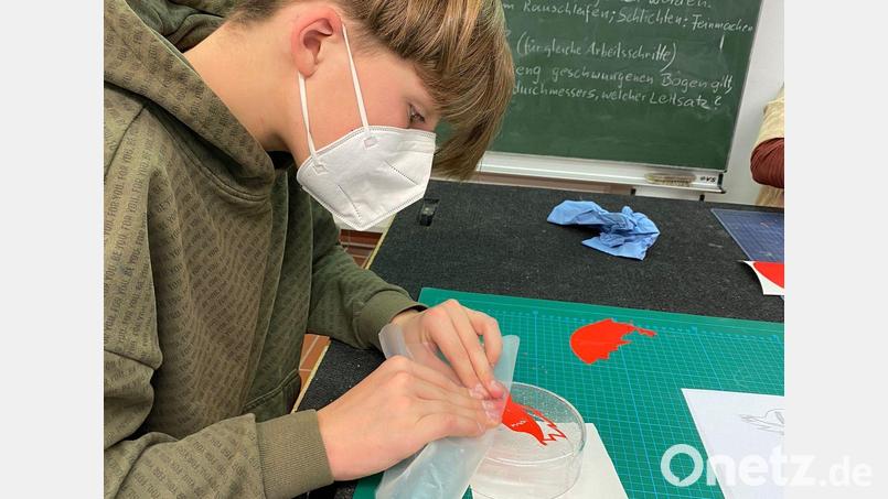 Konzentrierte Vorarbeit: Das Kunstwerk von Fabio Engel soll die Glasstraße von Waldsassen bis Passau darstellen. Bild: Agnes Roberson /exb