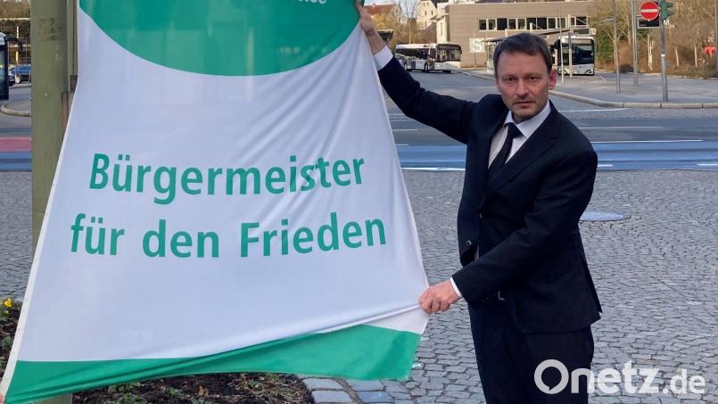 Weidens Oberbürgermeister Jens Meyer hisst die Flagge &quot;Mayor for Peace&quot; als Zeichen für den Frieden angesichts des Kriegs in der Ukraine. Bild: Stadt Weiden/exb